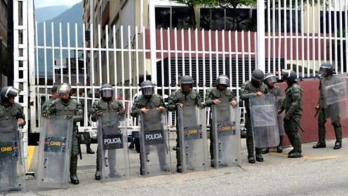 Militares presos tiemblan en cárcel de Maduro