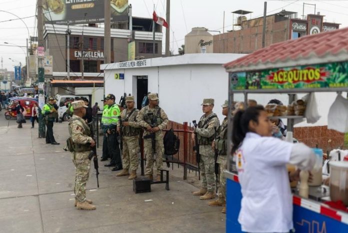 Militares y policías ahora sí ‘cuidan’ a la población Militares y policías ahora sí ‘cuidan’ a la población