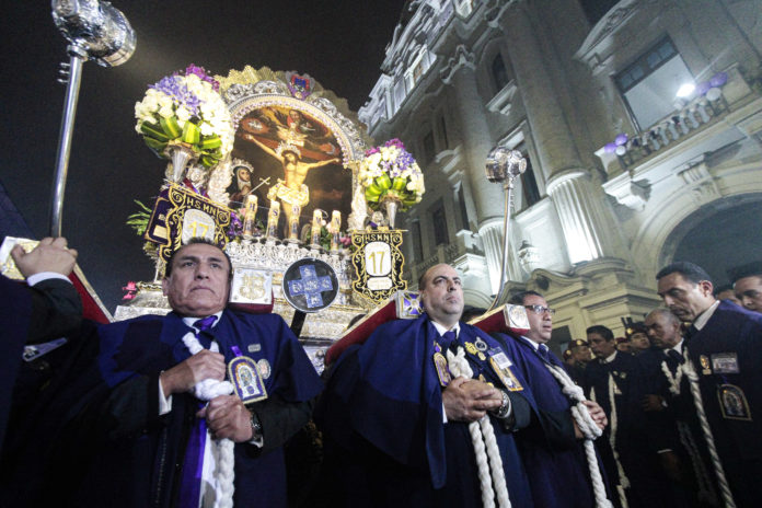SR DE LOS MILAGROS ALCALDE 20-10-24 (44) El alcalde Pedro Spadaro, en representación de todo el pueblo chalaco, participó del homenaje realizado por la Municipalidad del Callao al Señor de los Milagros en la Plaza San Martín