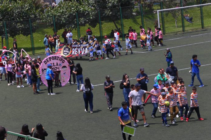 En el evento inaugural participaron destacados ex seleccionados en partido de exhibición. Más de 1500 niños se inscribieron para ser parte del torneo de fútbol