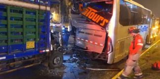 Surco: Dos personas se salvaron de morir tras violento choque