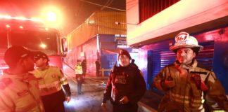 Comas: Incendio consumió puestos de galería en centro comercial