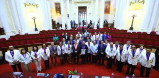Congresista Luis Picón condecora a su esposa cirujana en homenaje por el Día de la Medicina Peruana