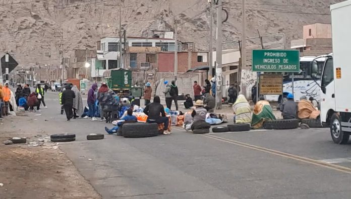 Mineros informales exigen ampliación del Reinfo y paralizan vías clave en el sur del país Mineros informales exigen ampliación del Reinfo y paralizan vías clave en el sur del país