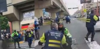 Acusan a polis de robar a su compañero herido