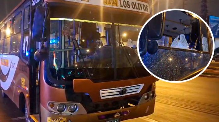Balean bus frente a muni de Los Olivos
