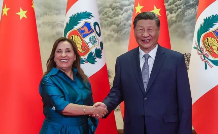 La presidente Dina Boluarte y el presidente de China, Xi Jinping