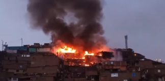 Gran incendio amenaza viviendas en San Juan de Lurigancho
