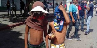 Venezuela admite que mantiene detenidos a menores que protestaron