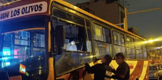 Sujetos balean bus lleno de pasajeros en Los Olivos