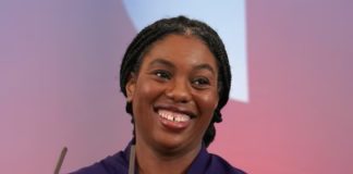 Kemi Badenoch, de 44 años, fue elegida como la nueva líder del Partido Conservador en Reino Unido, marcando un hito histórico al ser la primera mujer negra en encabezar un partido político importante en el país. Badenoch reemplaza al ex primer ministro Rishi Sunak y asume el liderazgo con el compromiso de devolver a los conservadores a sus raíces, tras una contundente derrota en las elecciones de julio.