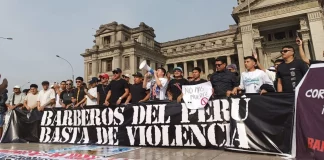 Barberos alzan la voz: protestan contra extorsión frente al Palacio de Justicia