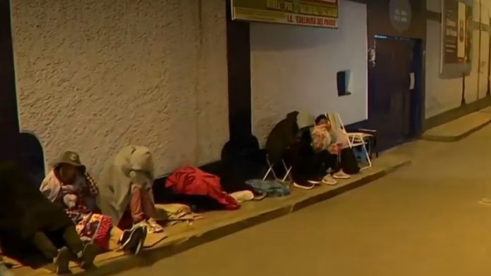 Largas filas en colegios públicos de Lima: padres acampan por una vacante para el 2025 Largas filas en colegios públicos de Lima: padres acampan por una vacante para el 2025
