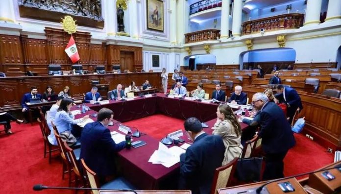 Aprueban financiamiento privado a partidos políticos