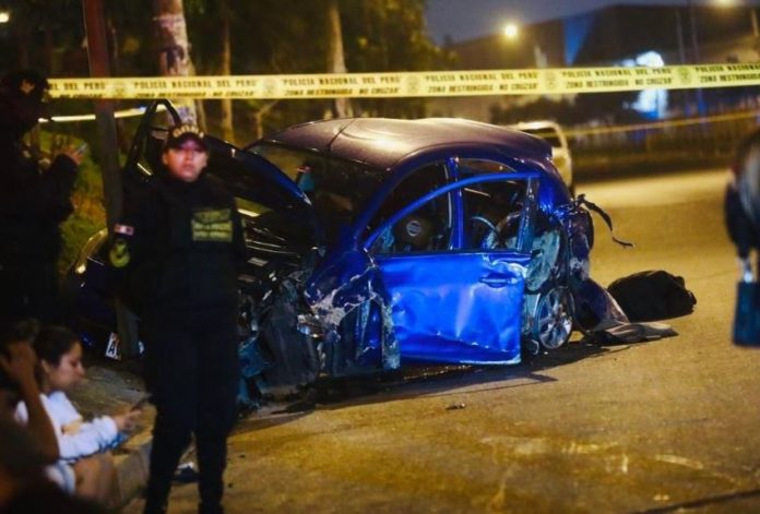 Dos muertos tras choque de auto con poste