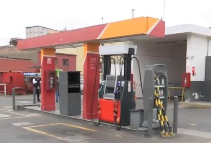 Extorsionadores atacan grifo a balazos