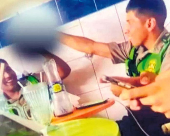 Policías son fotografiados jugando “ruleta rusa”