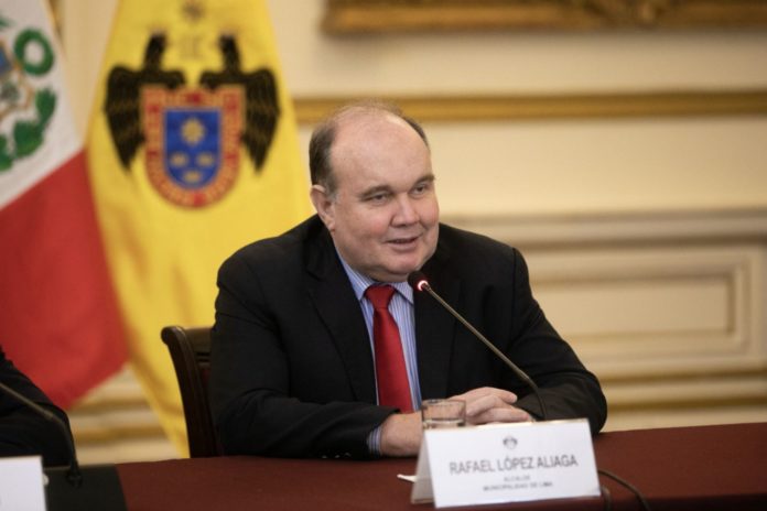 Rafael López Aliaga invita a comerciantes informales a formalizarse en la feria 