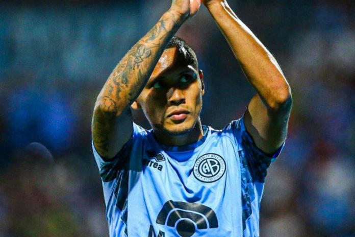 Bryan Reyna salva a Belgrano con espectacular tijera sobre la hora