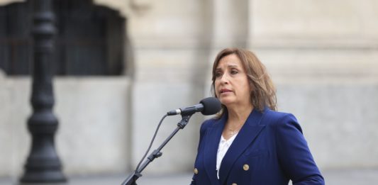 Dina Boluarte y su acompañante en Mikonos