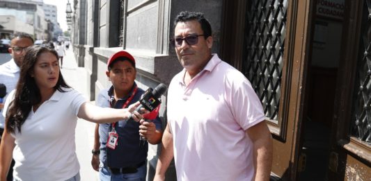 Edwin Martines defiende sueldo de 7 mil soles a trabajadora del Congreso sin tener bachiller