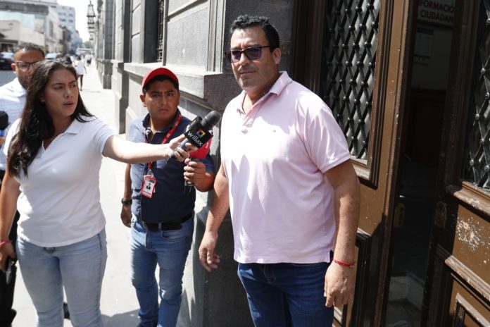 Edwin Martines defiende sueldo de 7 mil soles a trabajadora del Congreso sin tener bachiller