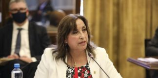 Dudas sobre las firmas de Dina Boluarte post operación por rinoplastía