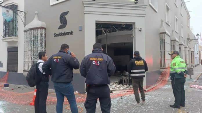 Trujillo: Delincuentes detonaron explosivo en un banco Trujillo: Delincuentes detonaron explosivo en un banco