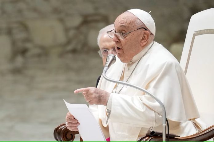 El Papa Francisco ha emitido un llamado urgente para enfrentar lo que describe como una “catástrofe educativa mundial”