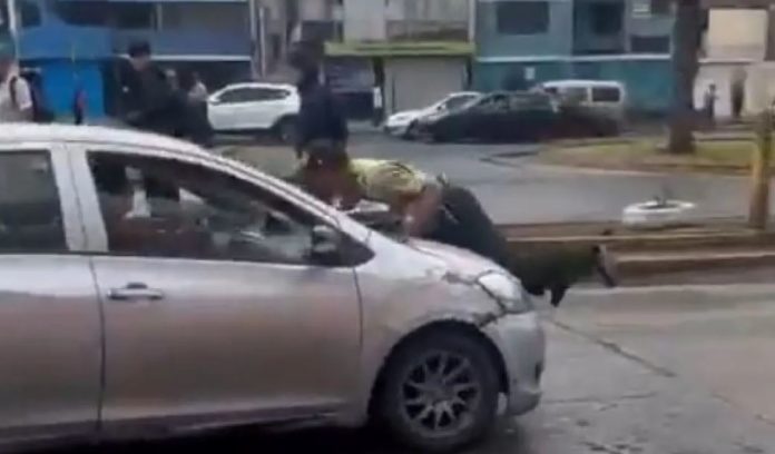 Arrastra a policía 5 cuadras para evitar ser intervenido