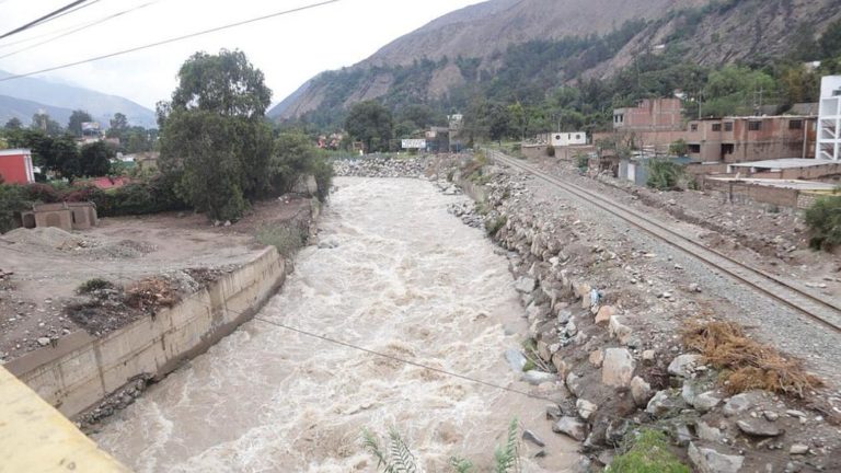Vecinos de Lurigancho-Chosica se organizan para prevenir huaicos Vecinos de Lurigancho-Chosica se organizan para prevenir huaicos