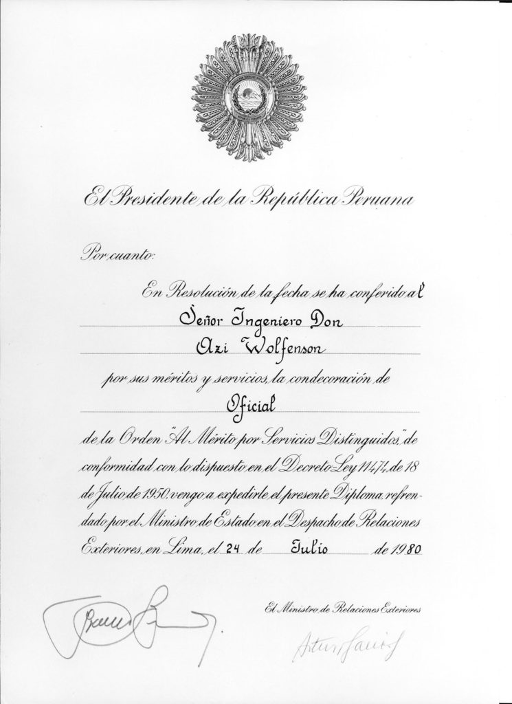 Condecoracion como OFICIAL de la Orden Al Merito por Servicios Distinguidos, por Pte. Del Peru