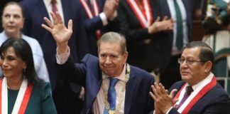 Dina Boluarte condecoró ayer al presidente electo de Venezuela, Edmundo González Urrutia