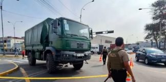 Muere arrollado por camión portatropas