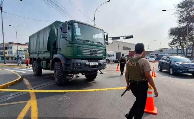 Muere arrollado por camión portatropas Muere arrollado por camión portatropas
