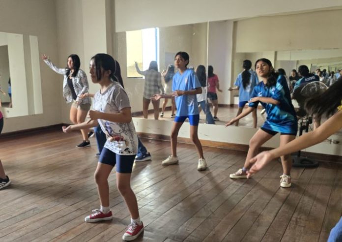 Niños y jóvenes participan en talleres de Santa Anita