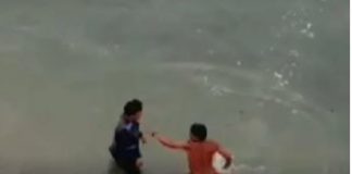 Se metió al mar para evitar a fiscalizador