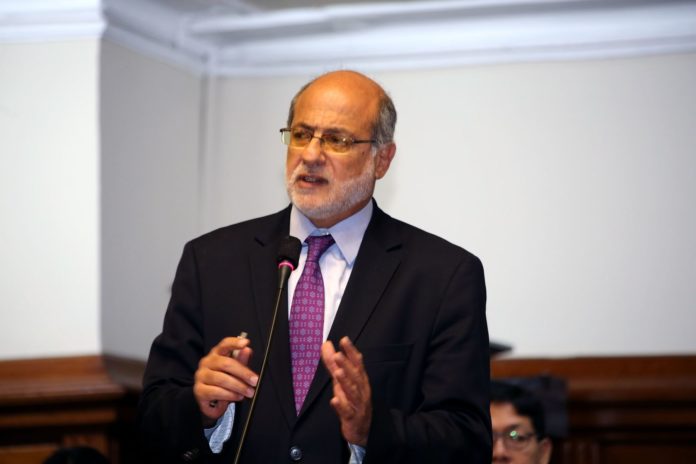 Fallece Daniel Abugattás a los 69 años