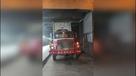 Tráiler quedó atascado en la parte baja del puente Ramón Castilla Tráiler quedó atascado en la parte baja del puente Ramón Castilla