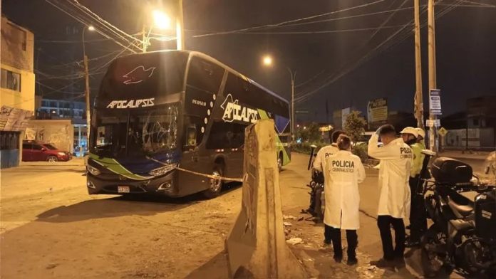 Ate: Bus interprovincial lleno de pasajeros fue baleado Ate: Bus interprovincial lleno de pasajeros fue baleado