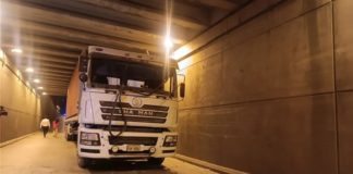 SJM: Tráiler quedó atascado en baipás