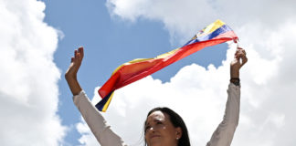 Oposición venezolana marcha contra Nicolás Maduro