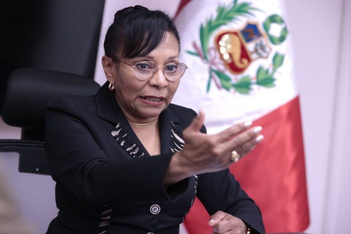 Ministra de la Mujer critica prohibición de minifaldas en el Congreso