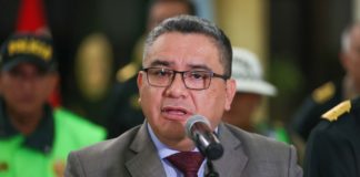 Fiscalía exige a Juan José Santiváñez la entrega de su cuenta iCloud y chip celular