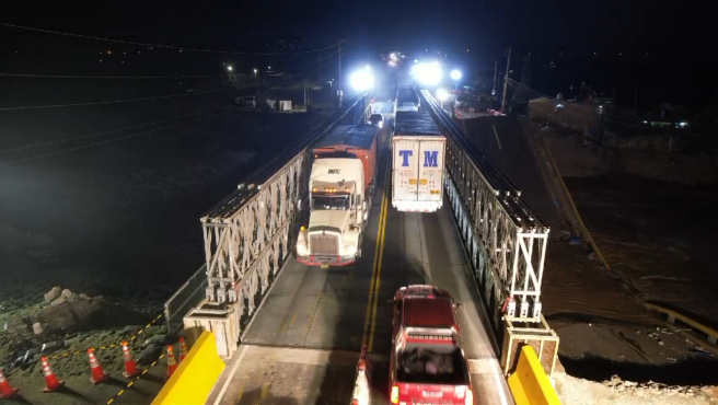 Conductores cruzan rezando el puente provicional de Chancay Conductores cruzan rezando el puente provicional de Chancay