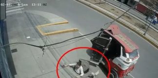 Baja de mototaxi y cae en buzón