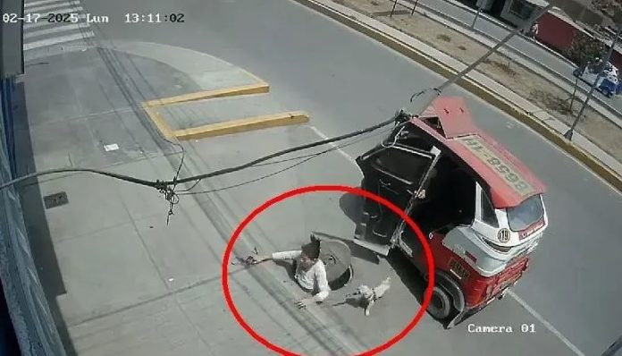 Baja de mototaxi y cae en buzón