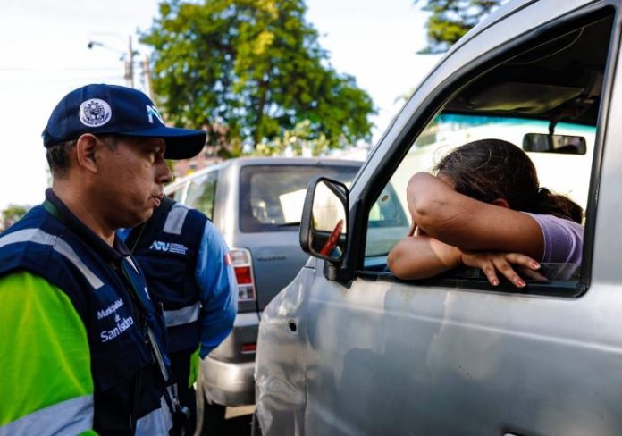 Intervienen a colectivos informales en San Isidro