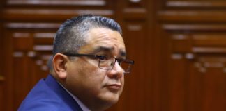 Ministro del Interior, Juan José Santiváñez, envuelto en polémica por supuesta conversación con oficial PNP