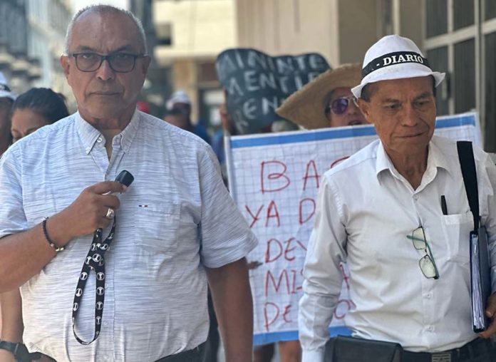 Polis jubilados arman plantón por aumentos reales